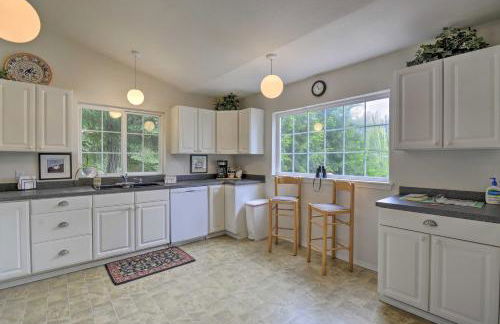 Anderson Island Retreat with Lakefront Deck and Canoe! - Foto 10