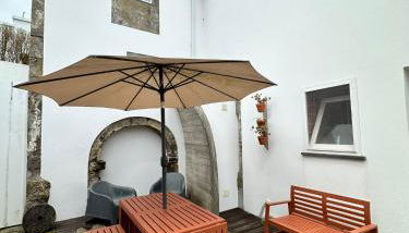 Apartamento acolhedor no centro da cidade, com pátio privado. - Photo 1