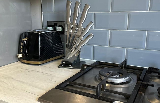 Private 5 bedroom Whole House - Photo 11