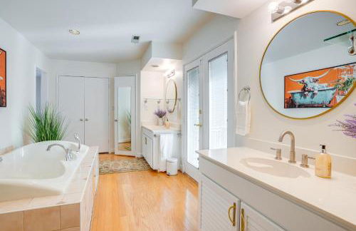 The White Elephant Inn Getaway with Pool and Hot Tub! - Foto 14