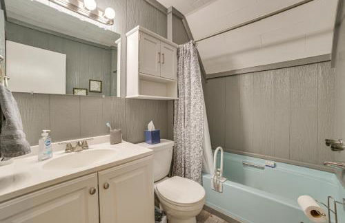 Lake Access Cabin with Deck, Fire Pit and Grill! - Foto 22