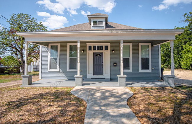 Gorgeous Family-friendly Home Near Downtown - Photo 1