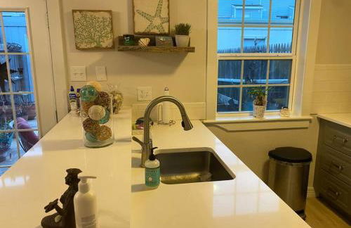 Beach Blanket Bungalow - A Wonderful townhome near the beach - Photo 8