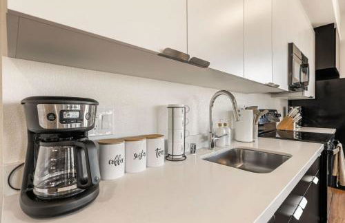 Stylish 2BD Haven with Scenic DTLA Views and Parking - Foto 32