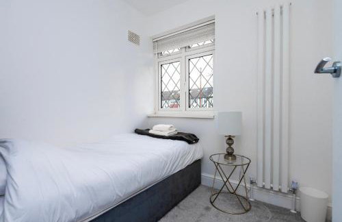 A wonderful and spacious house in a charming road - Photo 7