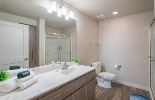 Posh 2BD - Gym, Pool, Parking, W-D - Sleeps 8 - Foto 33