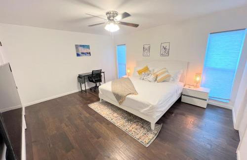 Dream Vacation Home w Heated Pool Close to Beaches Clearwater St Pete Quiet with Big Backyard - Foto 37