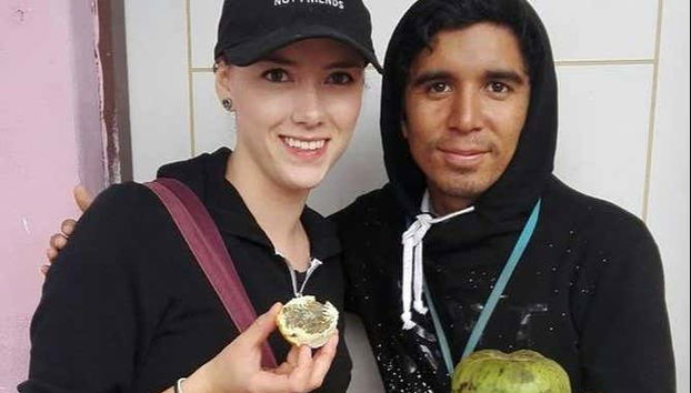 Degustando una deliciosa fruta tropical