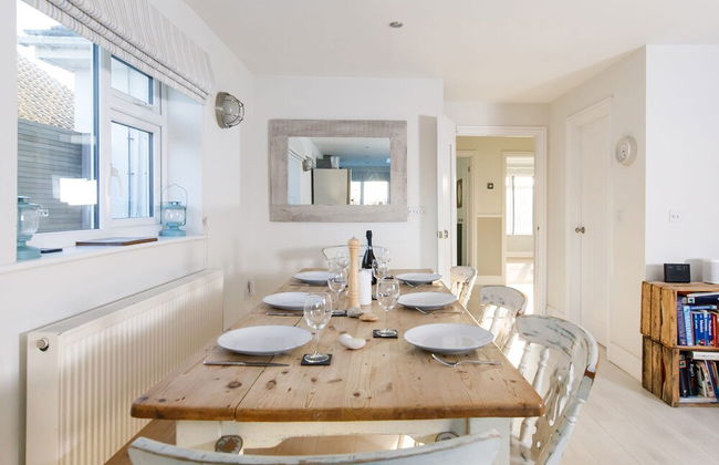 4BR Beach House Sleeps 10 - 5 Mins Walk to the Sea - Foto 68