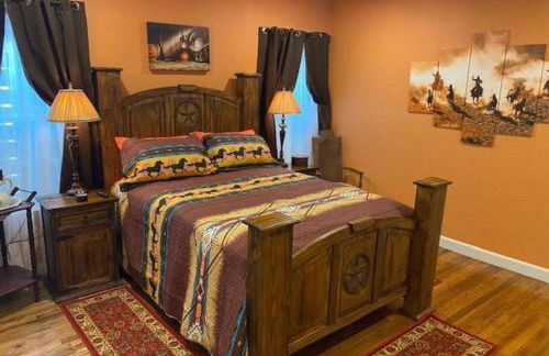 StockYards!-1 block away ! Cowboy Cottage sleeps 9 - Foto 42