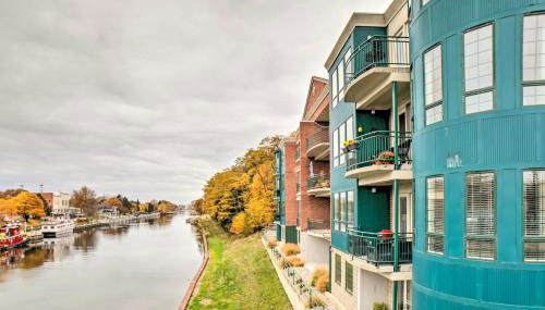 Luxe Manistee Condo with Balcony and River Views! - Foto 3