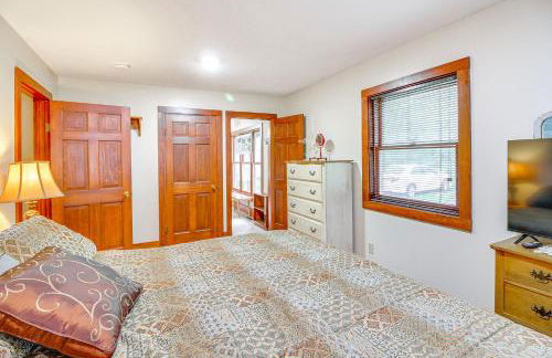 Charming Long Lake Home with Dock on 2 Acres! - Foto 14