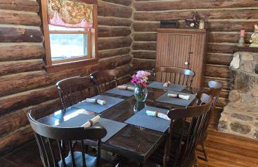 Charming Country Cabin- Cozy, Scenic View, HOT TUB, near CMAC - Foto 5