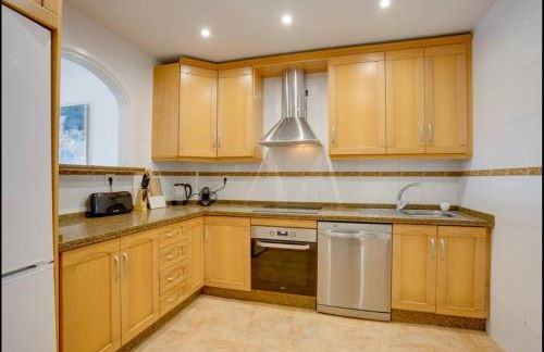 No1 - Beachfront Estepona, close to port, 2 bedroom, 2 bathroom, sleeps 5 - Photo 11