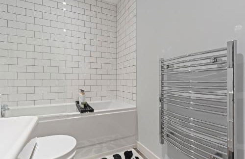 Tropical Suite - 2 Bed 2 Bath City Centre Netflix Games - Exclusive Weekly and Monthly DEALS - Raozee Homes - Foto 31
