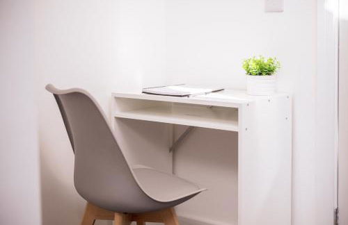 8 Bedroom, 8 En suite, 12 beds, Fast Wifi, Contractors, Parking - Foto 17