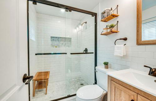 Deck and Community Perks Bright Pocono Lake Home! - Foto 12