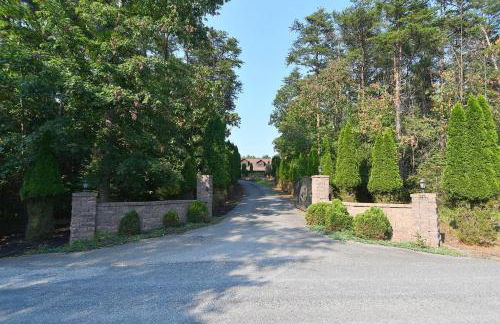 Mountain Meltdown - Pet Friendly, Grill, Wifi, Fire Pit, EV Station -Shared Space - Grill, Fire Pit, Covered Porch, Fountain Pond - Foto 32