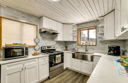 Mtn-View Deck and Grill Creekside Catskills Cabin! - Foto 8