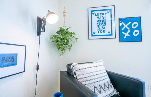 [L] House of Blues minutes KU/Mass & Shopping - Photo 23