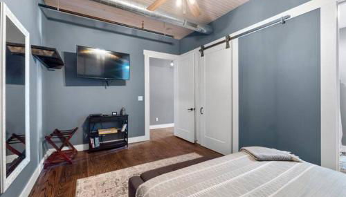 Downtown Urban Loft above Restaurants - Photo 5