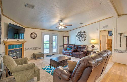 Cedar Creek Lake Access Retreat with Deck - Foto 4