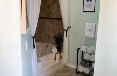 Beautiful Pet Friendly Home! Tropical Pool, Optional Golf Cart & Pool Heat, Minutes to Beach - Foto 27