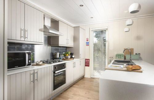 Cedar Lodge, Strawberryfield Park - Photo 3