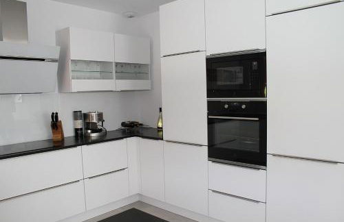 Modern 4 bedroom villa, air-conditioning, swimming pool, private gardens - Photo 5