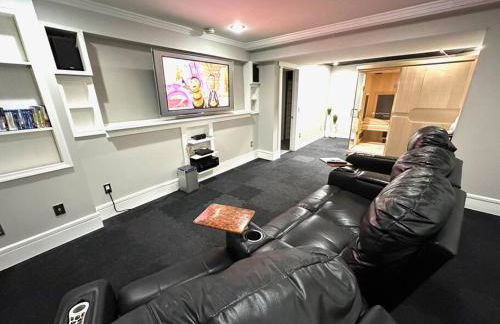 Cheerful 4 bedroom home w/ fireplace & game room - Foto 32
