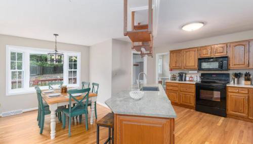 Family and Pet Friendly Retreat with Sauna, Firepit, Pond Views Near Route 151 Wineries - Foto 3