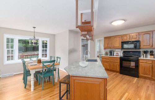 Family and Pet Friendly Retreat with Sauna, Firepit, Pond Views Near Route 151 Wineries - Foto 3