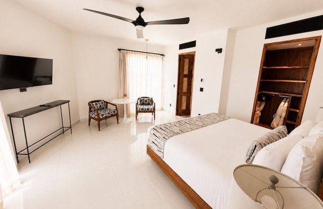 Flamboyan Hotel & Residences - Photo 8