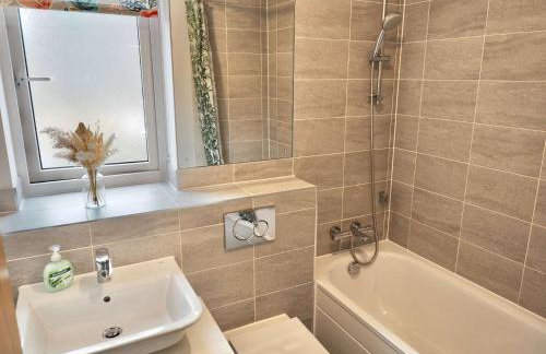 Modern & Stylish 3 Bedoom Home in Taunton - Photo 22