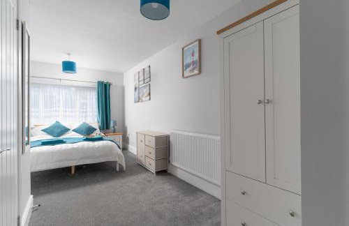 Large newly refurbished modern house, part sea views, south facing garden, parking - Photo 10