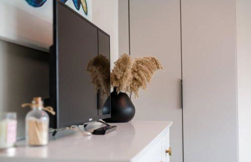 Pass The Keys Picture Perfect Haven in Didsbury Village - Free Parking & EV Station - Photo 30