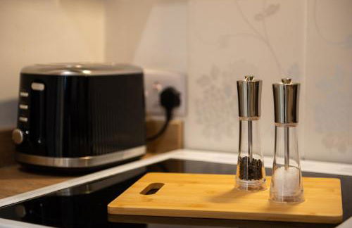 Peaceful Getaway - Free Parking, Short Drive to Stamford - Foto 10