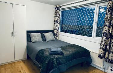 Near Station - Spacious 4-Bed Home with Parking - Foto 9