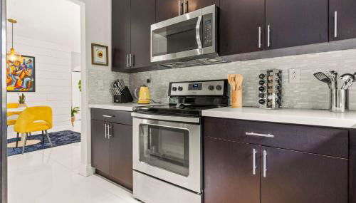 Arthaus- Fully Stocked Kitchen and Fenced Yard - Foto 5