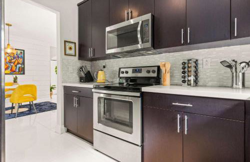 Arthaus- Fully Stocked Kitchen and Fenced Yard - Foto 5