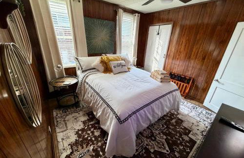 Cozy Cabin Vibe in the City - Foto 32