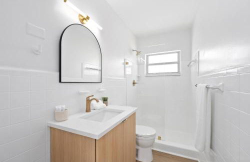 M Lake Worth Beach - Modern Villas Near West Palm Beach, Chic Retro Vibes, King Bed, Cozy Backyard, BBQ, Workspace, High-Speed Internet, Free Parking, 5 Minutes to Downtown & Beach - Foto 69