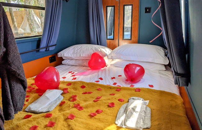 Narrowboat With Hot Tub, Spa, Cruising And More - Photo 5