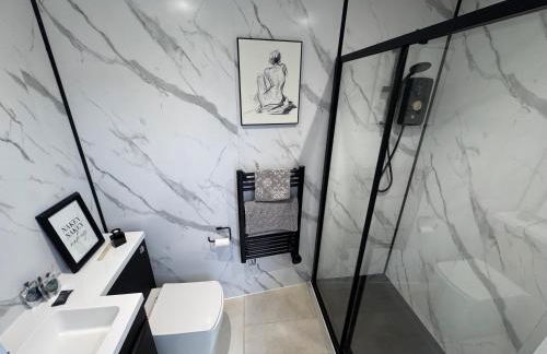 The Hide Away By The Garden Spa Stays - Hot Tub - Foto 23