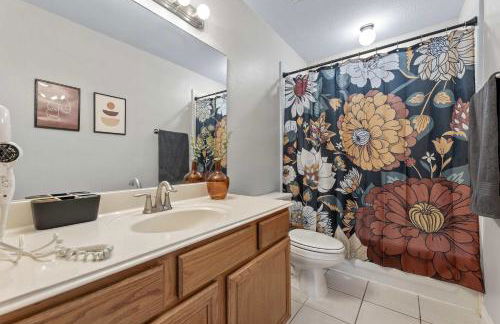 Luxurious Home with Huge Pool - Photo 43