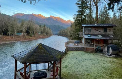 Riverfront Retreat Hot Tub Sauna Yard Gazebo and VIEWS - Foto 1
