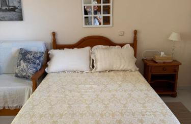 Benalbeach Beauty- Sunny studio with ocean views, balcony, and windows in every room - Foto 10