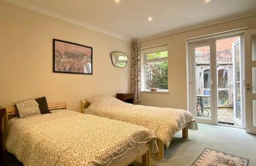 Farnham Haven: Unique Home with Courtyard - Photo 9