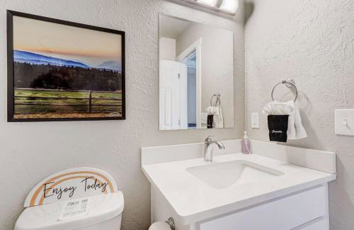 Newly Built 3BD Retreat w Mtn Views & Game Room - Foto 27