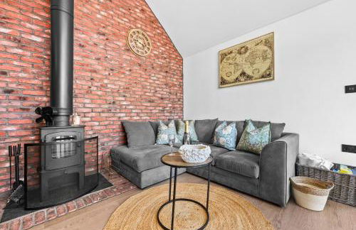 The Oak Sty - 2 Bed Countryside Cottage Escape in Durley with Hot Tub, Unique rural retreat, Private Parking, Sleeps 4 & Pet friendly - By Blue Puffin Stays - Photo 8